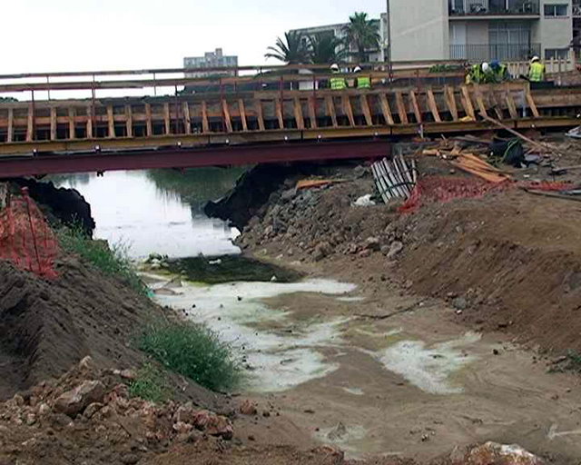 Obres de construcci� del nou pont del passeig mar�tim de Gav� Mar sobre la Riera dels Canyars (10 de Juny de 2010)